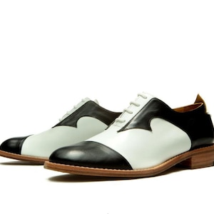 Chaussures richelieu noires et blanches faites à la main pour femmes/ Richelieus pour femmes/ Chaussures plates/ Chaussures confortables/ Chaussures vintage/ Chaussures uniques