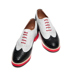 Chaussures Oxford faites à la main/ Chaussures personnalisées/ Brogues pour femmes/ Oxfords noirs et blancs/ Chaussures plates/ Chaussures confortables/ chaussures uniques/ Chaussures à semelle rouge
