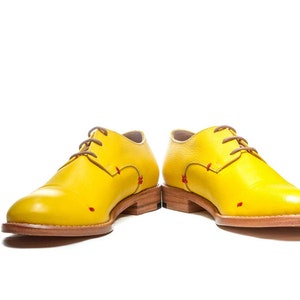 Chaussures oxford brogues jaunes pour femmes/ Chaussures hipster en cuir jaune/ Appartements à lacets faits à la main/ Chaussures de bureau jaunes/ Chaussures confortables/ image 2