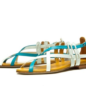 Handgemachte weiße und blaue Riemchen Criss Cross Leder flache Sandalen / Bequeme Sommer Sandalen / Knöchelriemen Sandalen / Boho Sommer Schuhe
