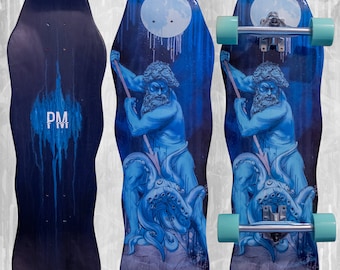 Könnte beinhalten: Blaues Skateboard mit einer Grafik eines blauen Neptun mit einem Dreizack, vor dem Hintergrund eines Vollmonds. Das Board hat hellblaue Rollen. Die Buchstaben "PM" sind auf der Unterseite zu sehen.