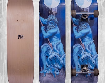 Könnte beinhalten: Drei Skateboards. Eines ist aus hellem Holz mit dem Aufdruck "PM". Die anderen beiden haben eine blaue Illustration einer muskulösen Figur mit Dreizack, Oktopus und Mond. Die Skateboards haben schwarze Rollen und Achsen.
