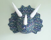 TRICERATOPS - Dinosaurier Faux Präparatoren - Liberty Muster Stoff Wand montiert Tierkopf - Tiberius Triceratops