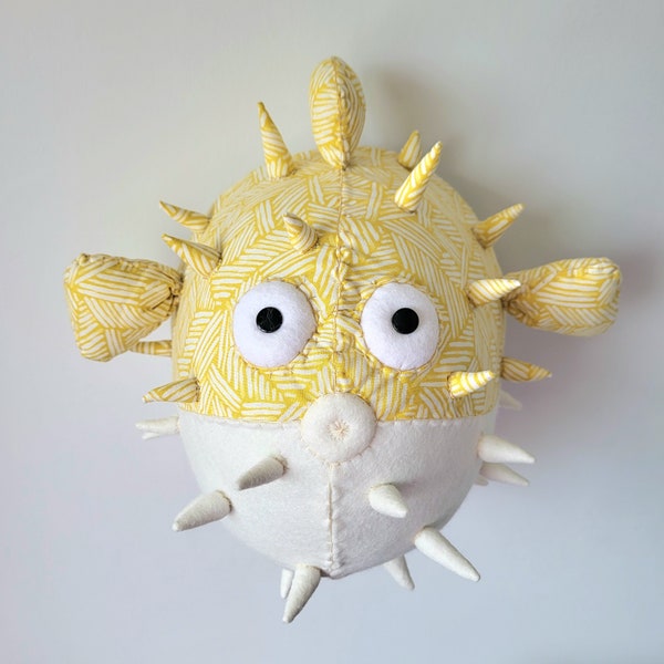 PUFFERFISH - taxidermie artificielle - tissu moutarde abstrait - tête d'animal fixée au mur - décoration nautique