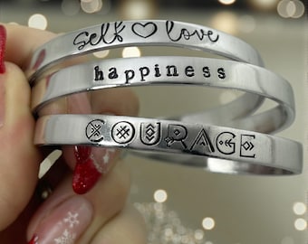 Custom One Word Mantra Bracelet 2026, Intention Jewelry, 2026 Goal Reminder Custom Word Jewelry, MMXXVI Keepsake