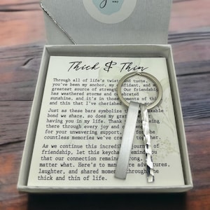 Llavero grueso y fino, regalo para mejor amigo, regalo de amistad, gracias por estar ahí para mí en las buenas y en las malas.