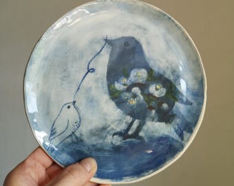 Handgeschilderd keramisch bord: rustiek decor van blauwe vogels