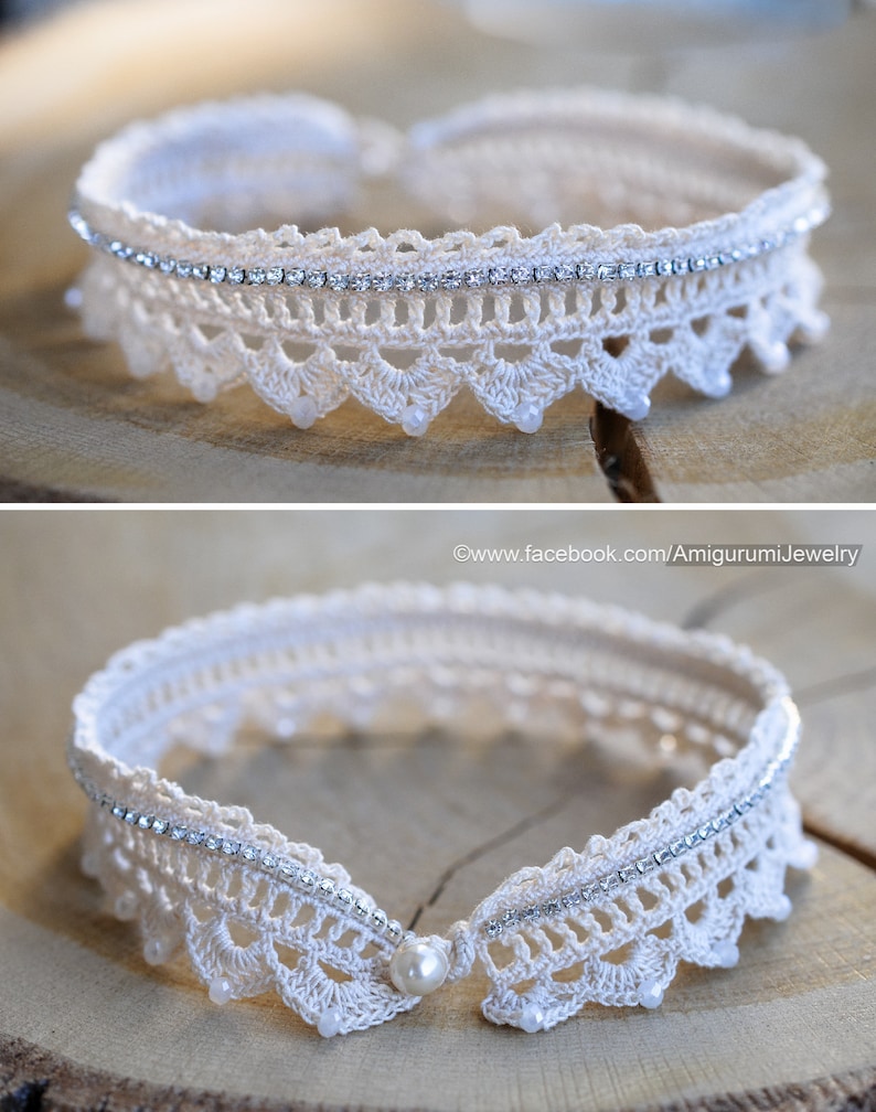 Puede incluir: Un collar gargantilla de crochet blanco con una fila de diamantes de imitaci&oacute;n y un acento de perla. El collar est&aacute; sobre una superficie de madera.