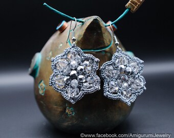 Pendientes colgantes de flores de ganchillo plateado, joyería hecha a mano, pendientes de encaje floral con cristales.