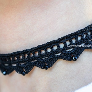 Puede incluir: Un collar gargantilla de crochet negro con cuentas negras. El collar tiene un dise&ntilde;o delicado y de encaje.