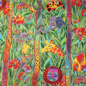 Puede incluir: Una tela colorida con un tema de selva. La tela presenta una variedad de animales, incluyendo una jirafa, un león, una cebra y un tucán. La tela también está decorada con flores y hojas.