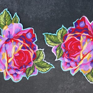 Może przedstawiać: Dwie kolorowe ilustracje kwiatowe. Każdy kwiat ma czerwone, fioletowe i żółte płatki z zielonymi liśćmi. Kontury są białe z jasnoniebieską obwódką. Tło jest ciemnoszare.