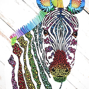 Könnte beinhalten: Bunte Zebra-Illustration mit Regenbogen-Akzenten. Die Ohren, Mähne und Nase des Zebras sind mit leuchtenden Farben verziert, während sein Körper eine Mischung aus schwarz-weißen Streifen und gepunkteten Mustern aufweist. Das Kunstwerk ist vor einem weißen Holzhintergrund.