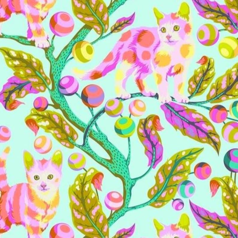 K&ouml;nnte beinhalten: Ein skurriles Muster mit bunten Katzen mit rosa, orangefarbenen und gelben Punkten, die auf &Auml;sten mit leuchtenden Bl&auml;ttern und gestreiften Kugeln sitzen. Der Hintergrund ist ein sanftes, helles Blau und schafft ein verspieltes und k&uuml;nstlerisches Design.