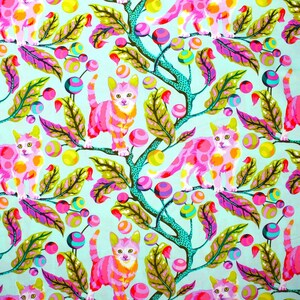 K&ouml;nnte beinhalten: Ein sich wiederholendes Muster mit rosa und orangefarbenen Katzen mit gelben Augen, vor einem hellblauen Hintergrund. Das Design umfasst stilisierte Zweige mit gr&uuml;nen Bl&auml;ttern und bunten, kugelf&ouml;rmigen Fr&uuml;chten. Die Gesamt&auml;sthetik ist skurril und lebendig.