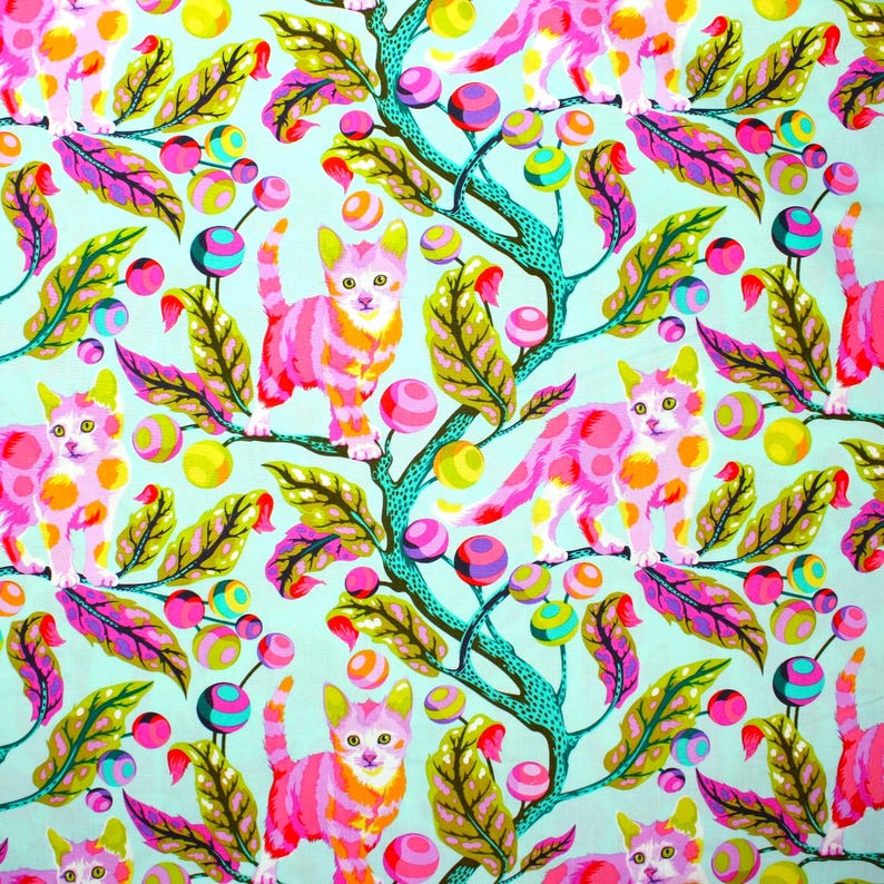 K&ouml;nnte beinhalten: Ein sich wiederholendes Muster mit rosa und orangefarbenen Katzen mit gelben Augen, vor einem hellblauen Hintergrund. Das Design umfasst stilisierte Zweige mit gr&uuml;nen Bl&auml;ttern und bunten, kugelf&ouml;rmigen Fr&uuml;chten. Die Gesamt&auml;sthetik ist skurril und lebendig.