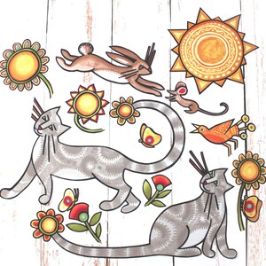 Op de afbeelding: Een grillige illustratie met twee grijze katten, een konijn, een muis, een vogel en een zon met bloemen en vlinders. De illustratie is gemaakt in een folk-art stijl met felle kleuren en eenvoudige lijnen.