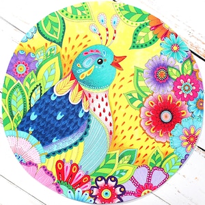 Könnte beinhalten: Eine farbenfrohe, kreisförmige Illustration eines Vogels, umgeben von Blumen und Blättern. Der Vogel ist hauptsächlich blau und türkis, mit roten und gelben Akzenten. Die Blumen sind rosa, lila und orange, vor einem gelben Hintergrund.