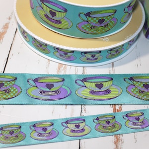 Tasses Curiouser et Curiouser Tea Time ruban TULA ROSE sur bleu - BTY