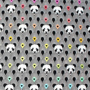 Op de afbeelding: Een herhalend patroon van panda gezichten met zwarte oren en ogen, tegen een zwart-wit waaiervormig ontwerp. Gekleurde harten in roze, geel en turquoise zijn door het patroon verspreid. Geschikt voor stof of behang.