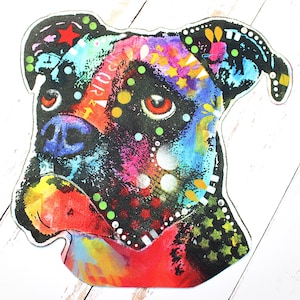 Puede incluir: Una pintura abstracta colorida de la cabeza de un perro boxer. La pintura presenta una variedad de colores, incluyendo rojo, azul, verde, amarillo y negro. Los ojos del perro son grandes y expresivos, y su nariz es negra. La pintura está hecha en un estilo que es a la vez caprichoso y realista.