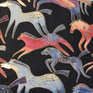 Pode incluir: Um tecido preto com um padrão repetido de cavalos estilizados em tons de azul, vermelho e dourado. Os cavalos são representados em um estilo caprichoso e abstrato com formas e padrões geométricos.