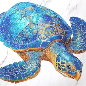Può includere: Illustrazione dettagliata di una tartaruga marina, che mostra una vibrante tavolozza di blu, oro e arancione. Il guscio della tartaruga presenta motivi e trame intricate, con un design a mosaico. L'opera d'arte è ambientata su uno sfondo bianco.