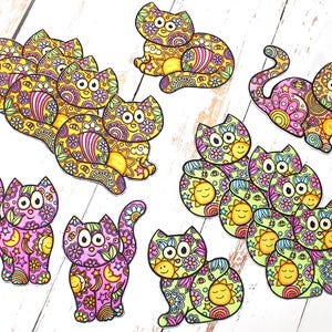 Könnte beinhalten: Ein Set mit 11 bunten Filz-Patches in Katzenform mit aufwendigen Blumen- und Sonnenmotiven. Die Patches sind in den Farben Rosa, Gelb, Grün und Blau gehalten.