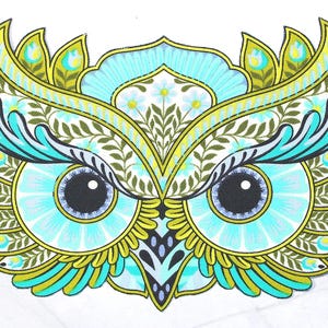 Może przedstawiać: Kolorowy wzór twarzy sowy ze skomplikowanymi detalami. Sowa ma turkusowo-żółtą kolorystykę z czarnymi oczami i kwiatowymi akcentami. Projekt jest symetryczny i wydaje się być naszywką lub aplikacją.