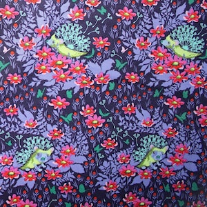 Puede incluir: Una tela de color morado oscuro con un patrón repetitivo de erizos de color verde claro con espinas en el lomo, intercalados con flores de color rosa vibrante, pequeñas mariposas verdes y delicadas semillas de diente de león blancas.