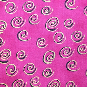 以下が含まれることがあります： ピンクの生地に、金色の渦巻き模様が繰り返し描かれています