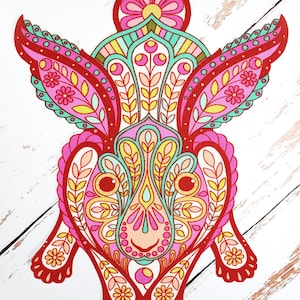 Może przedstawiać: Kolorowy, symetryczny wzór przedstawiający stylizowane zwierzę lub stworzenie. Grafika wykorzystuje paletę różu, czerwieni, żółci i turkusu, z kwiatowymi i liściastymi wzorami. Projekt umieszczono na białym tle z fakturą drewna.