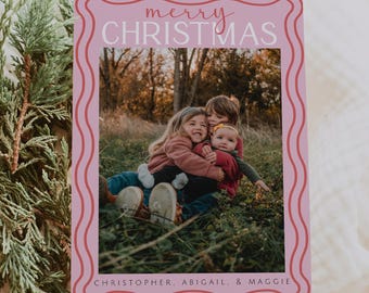 Plantilla de tarjeta navideña con foto ondulada rosa de PIPER, tarjeta navideña con foto, tarjeta festiva con marco ondulado, tarjeta de felicitación navideña editable
