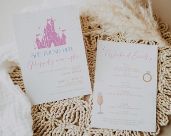 Op de afbeelding: Twee uitnodigingskaarten met de tekst "SHE FOUND HER Happily ever after" en "Weekend Events". De kaarten zijn lichtroze en wit met een kasteelafbeelding en evenementdetails. De kaarten liggen op een geweven placemat met gedroogde bloemen.