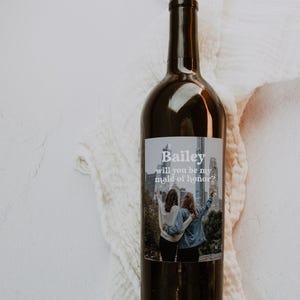 Plantilla de etiqueta de vino para propuesta de dama de honor retro de DONNA, regalo de dama de honor, pegatina &quot;¿Serás mi dama de honor?&quot;, etiqueta de vino imprimible con foto