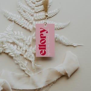 CHERYL Modello di etichetta con nome di Natale stampabile, etichetta regalo stampabile, etichetta regalo per le feste rosa e rossa, etichetta con libro di Natale da scaricare immediatamente