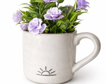 Neutrale keramische mokplanter met paarse kunstbloemen | Boho koffiekopdecoratie | Klein bureau- of plankaccent