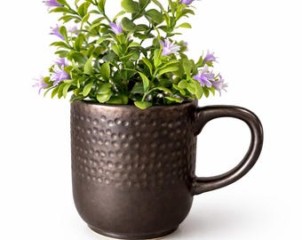 Gehamerd bronzen mok plantenbak met paarse kunstbloemen | Rustiek koffiekopdecor | Modern bureauaccent