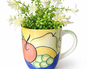 Kleurrijke fruitmokplanter met witte nepbloemen | Geüpcycled unieke koffiemok bureaucadeau