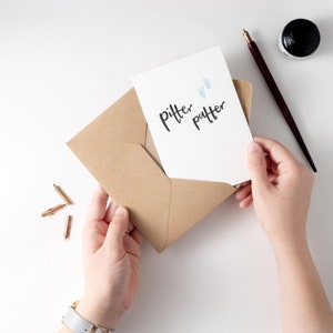Pitter Patter New Baby Card - disponible en bleu ou rose, adapté pour le petit garçon ou la petite fille