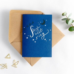 Carte typographique de Noël avec des grelots et des grelots