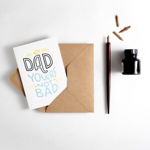 Papá no eres mala tarjeta - Adecuado para el Día del Padre o cumpleaños, en blanco por dentro para su propio mensaje.