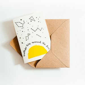 Another Trip Around The Sun Birthday Card - imprimé sur du papier écologique fabriqué à partir de tasses à café recyclées