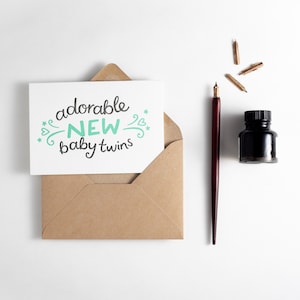 Adorable Nouvelle carte de jumeaux de bébé