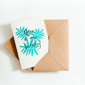Relax It’s Your Birthday Card - imprimé sur du papier écologique fabriqué à partir de tasses à café recyclées