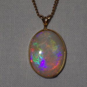 RARE CLASSIC AUSTRALIAN Opal In A Solid Yellow Gold Pendant