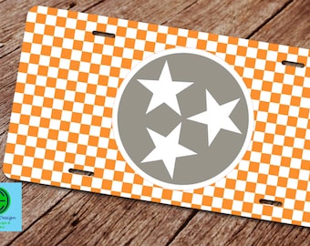 Matrícula de Tennessee. Marco de matrícula. Tablero de ajedrez blanco naranja. Bandera del Estado TN. Tri Estrellas Gris Humo