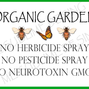 Puede incluir: Un cartel blanco con borde verde que dice "JARD&Iacute;N ORG&Aacute;NICO SIN HERBICIDA SIN PESTICIDA SIN NEUROTOXINA GMO'S".  Tres insectos, dos abejas y una mariposa, est&aacute;n ilustrados en el cartel.