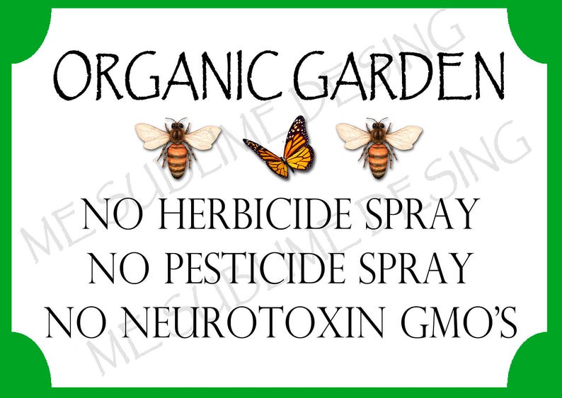 Puede incluir: Un cartel blanco con borde verde que dice "JARD&Iacute;N ORG&Aacute;NICO SIN HERBICIDA SIN PESTICIDA SIN NEUROTOXINA GMO'S".  Tres insectos, dos abejas y una mariposa, est&aacute;n ilustrados en el cartel.