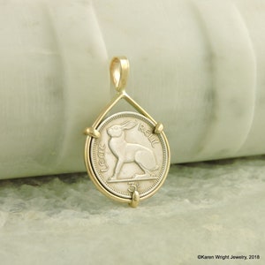 Irland Münzschmuck mit Vintage Irischer Kaninchen Münze in handgefertigter 14k Gelbgold Anhänger Fassung